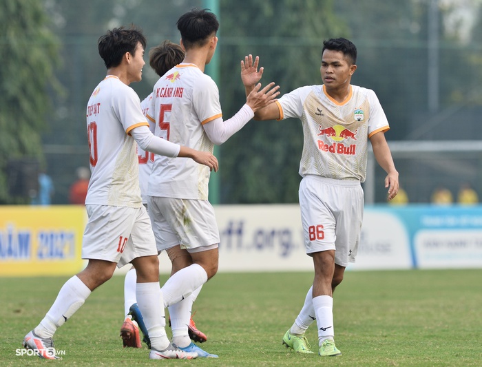 Cầu thủ U23 Việt Nam lập siêu phẩm cho U21 HAGL, đồng đội cười trừ vì quá bất ngờ  - Ảnh 8.