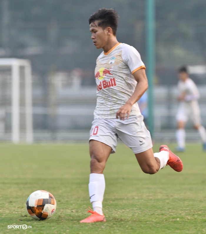 Cầu thủ U23 Việt Nam lập siêu phẩm cho U21 HAGL, đồng đội cười trừ vì quá bất ngờ  - Ảnh 4.