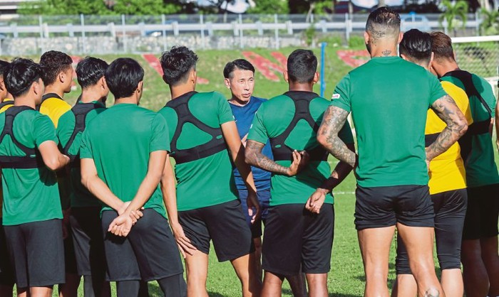 ĐT Malaysia đứng trước nguy cơ phải rút lui khỏi AFF Cup 2020, HLV Tan Chang Hoe chỉ biết cầu nguyện - Ảnh 1.