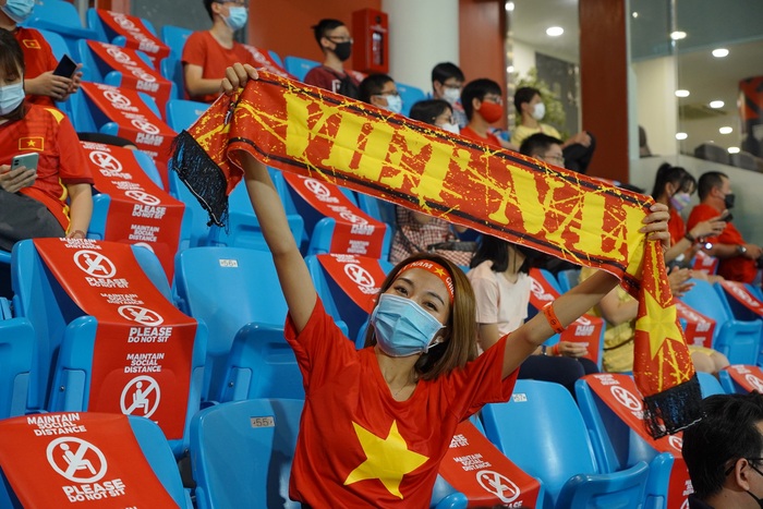 Cập nhật không khí tại SVĐ Bishan trước trận ĐT Việt Nam vs ĐT Malaysia: Rộn ràng sắc đỏ  - Ảnh 6.