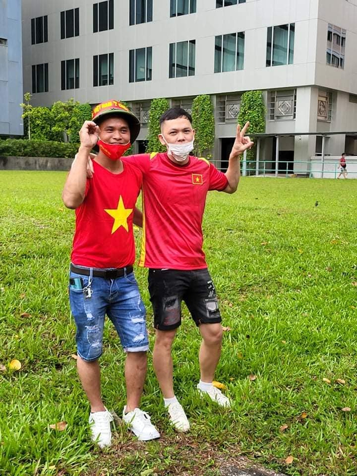 Cập nhật không khí tại SVĐ Bishan trước trận ĐT Việt Nam vs ĐT Malaysia: Rộn ràng sắc đỏ  - Ảnh 2.