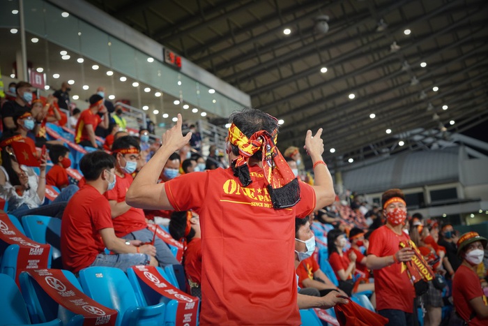 Cập nhật không khí tại SVĐ Bishan trước trận ĐT Việt Nam vs ĐT Malaysia: Rộn ràng sắc đỏ  - Ảnh 8.