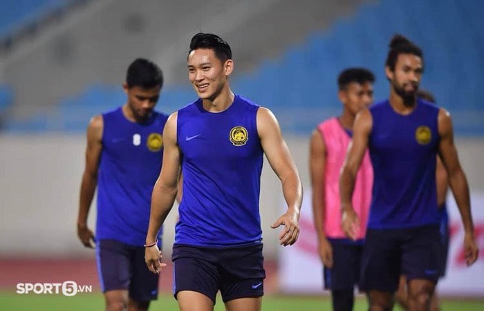Thua đậm tuyển Việt Nam, một cầu thủ Malaysia điển trai vẫn khiến fan nữ đổ “rần rần” - Ảnh 1.