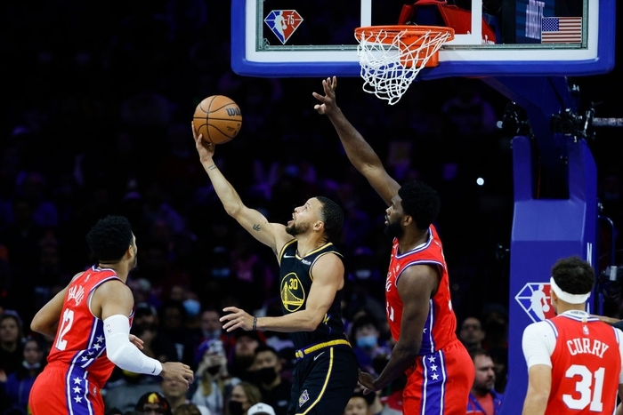 Stephen Curry vô duyên, Golden State Warriors phơi áo trước Philadelphia 76ers - Ảnh 1.