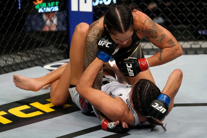 Julianna Pena giành chiến thắng gây sốc trước nữ võ sĩ số 1 thế giới Amanda Nunes, trở thành nhà vua mới của UFC - Ảnh 2.