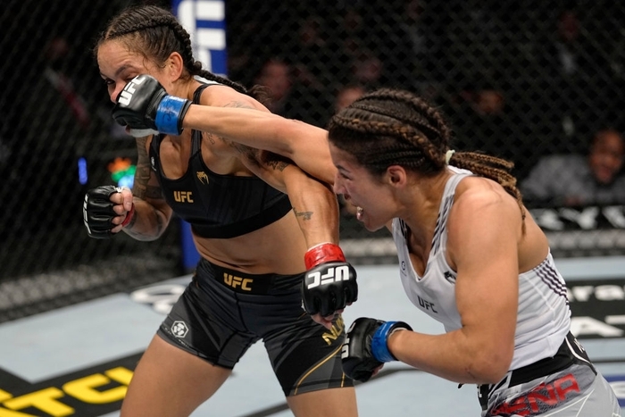Julianna Pena giành chiến thắng gây sốc trước nữ võ sĩ số 1 thế giới Amanda Nunes, trở thành nhà vua mới của UFC - Ảnh 3.