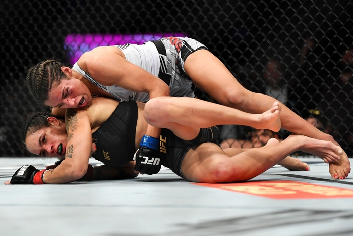 Julianna Pena giành chiến thắng gây sốc trước nữ võ sĩ số 1 thế giới Amanda Nunes, trở thành nhà vua mới của UFC - Ảnh 4.