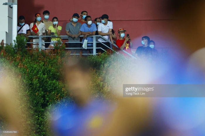 Cổ động viên xé rào xem trận tuyển Việt Nam gặp tuyển Malaysia - Ảnh 2.
