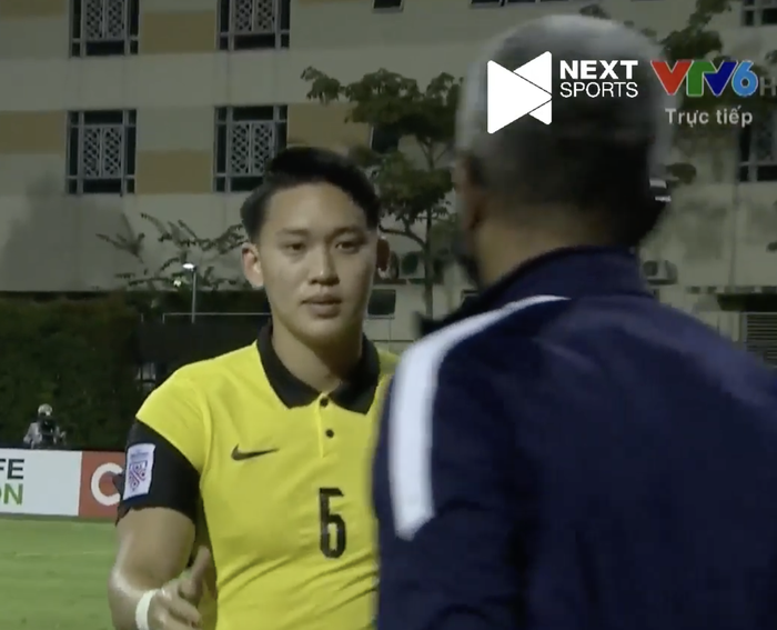 Vừa kéo áo Công Phượng, đội trưởng  tuyển Malaysia phải rời sân vì chấn thương - Ảnh 2.