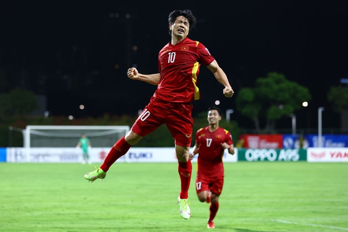 HLV Kiatisuk, fanpage J.League chúc mừng Công Phượng sau trận thắng Malaysia - Ảnh 2.