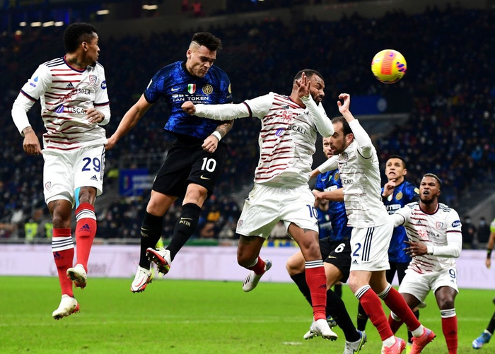 Thắng thuyết phục Cagliari, Inter vượt qua AC Milan để giành ngôi đầu bảng Serie A - Ảnh 2.