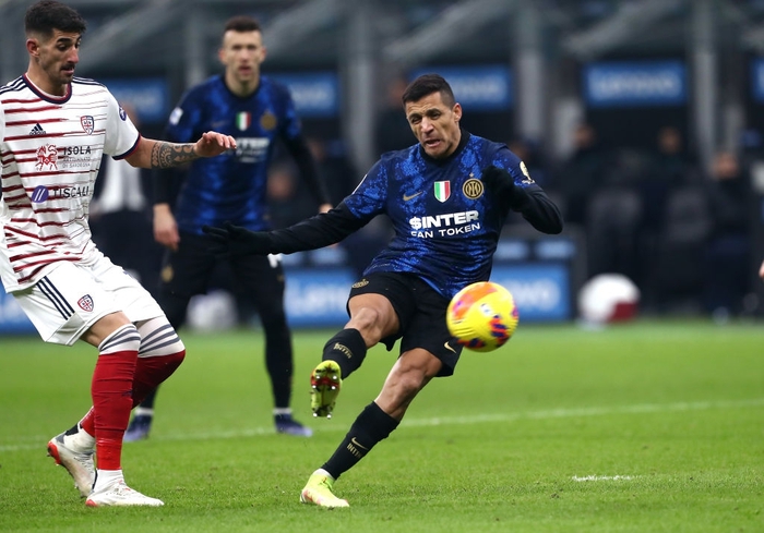Thắng thuyết phục Cagliari, Inter vượt qua AC Milan để giành ngôi đầu bảng Serie A - Ảnh 6.