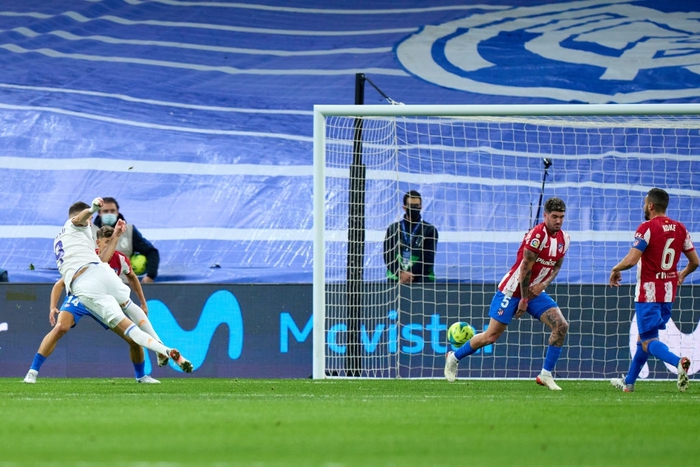 Benzema lập siêu phẩm, Real Madrid nhẹ nhàng đánh bại Atletico để xây chắc ngôi đầu - Ảnh 1.