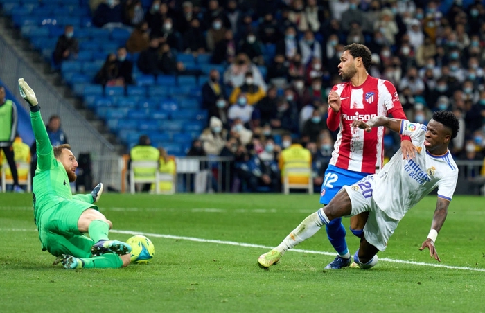 Benzema lập siêu phẩm, Real Madrid nhẹ nhàng đánh bại Atletico để xây chắc ngôi đầu - Ảnh 7.