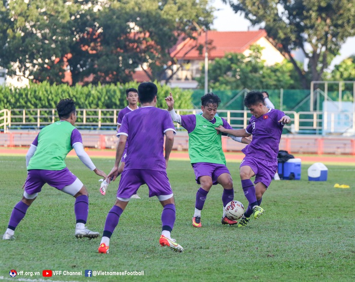 Trụ cột tuyển Việt Nam tập nhẹ hồi phục sau trận thắng tuyển Malaysia - Ảnh 9.