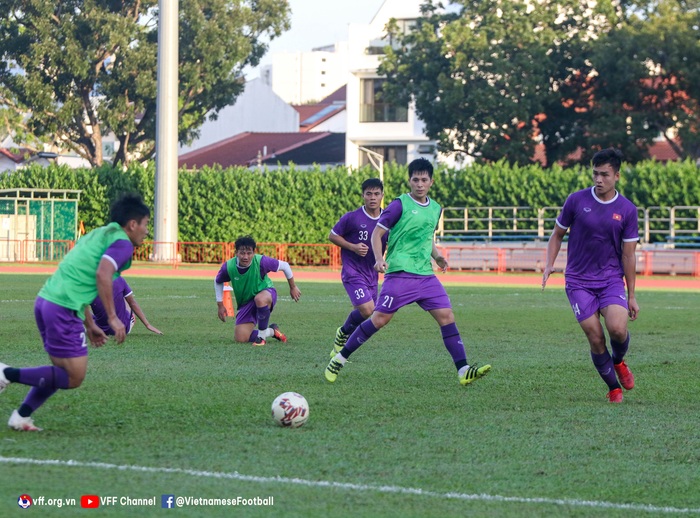 Trụ cột tuyển Việt Nam tập nhẹ hồi phục sau trận thắng tuyển Malaysia - Ảnh 26.