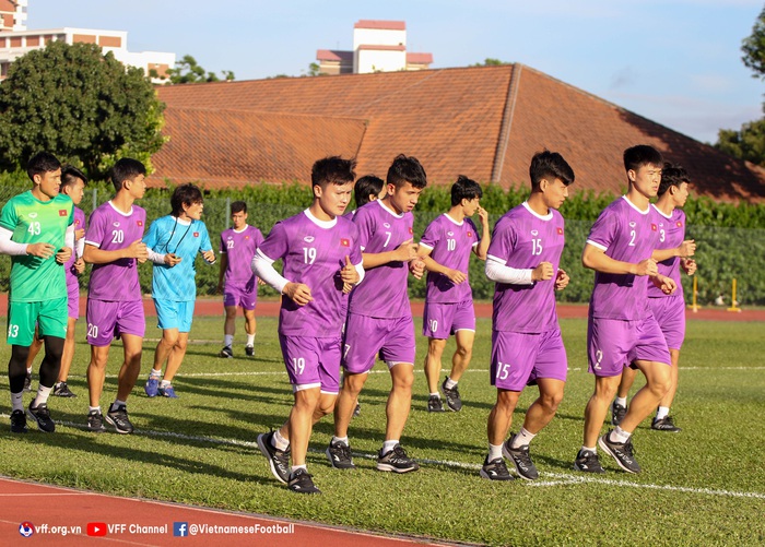 Trụ cột tuyển Việt Nam tập nhẹ hồi phục sau trận thắng tuyển Malaysia - Ảnh 2.
