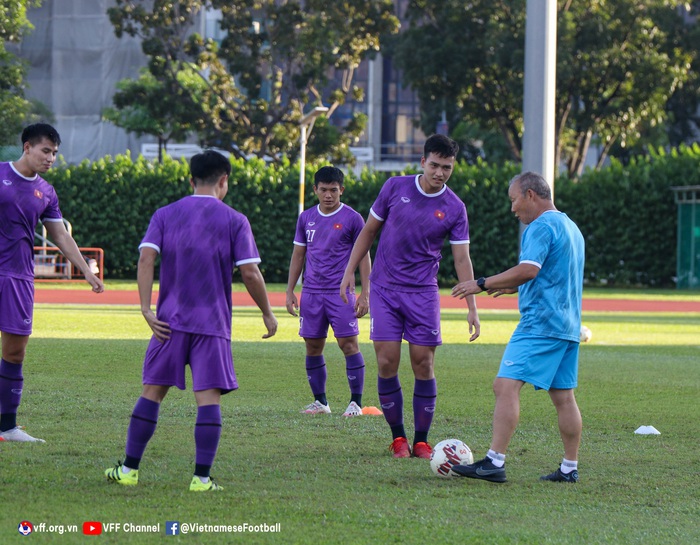 Trụ cột tuyển Việt Nam tập nhẹ hồi phục sau trận thắng tuyển Malaysia - Ảnh 17.