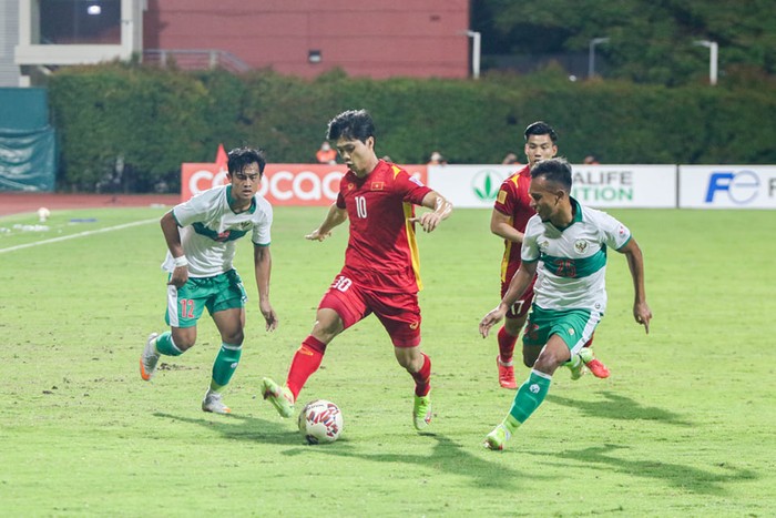 Công Phượng bị phạm lỗi, nằm sân đau đớn cuối hiệp 1 trận ĐT Việt Nam gặp Indonesia - Ảnh 4.