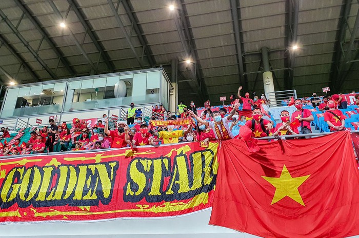 Cập nhật từ sân Bishan trước trận ĐT Indonesia vs ĐT Việt Nam: Rộn ràng sắc đỏ   - Ảnh 1.