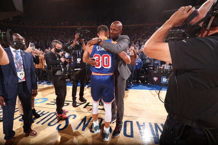 Madison Square Garden bùng nổ chứng kiến khoảnh khắc lịch sử của Stephen Curry - Ảnh 10.
