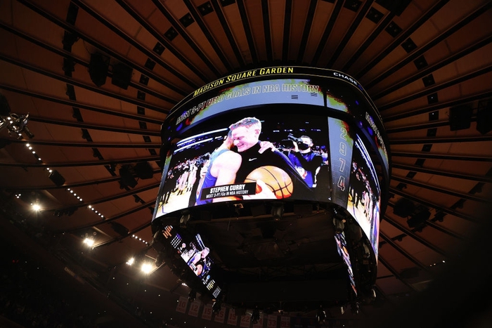 Madison Square Garden bùng nổ chứng kiến khoảnh khắc lịch sử của Stephen Curry - Ảnh 7.