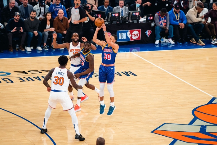 Madison Square Garden bùng nổ chứng kiến khoảnh khắc lịch sử của Stephen Curry - Ảnh 2.