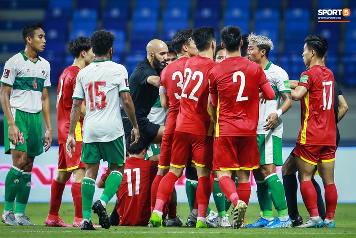Nhìn lại trận đấu &quot;võ thuật&quot; của tuyển Indonesia trước đội tuyển Việt Nam tại vòng loại 2 World Cup 2022 khiến Tuấn Anh phải tập tễnh rời sân - Ảnh 6.