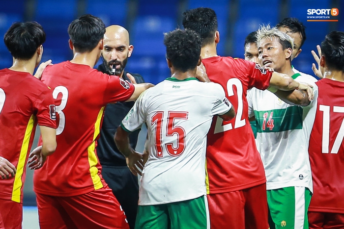 Xem lại màn kung-fu Indonesia dùng để đấu Việt Nam tại vòng loại World Cup 2022 - Ảnh 5.