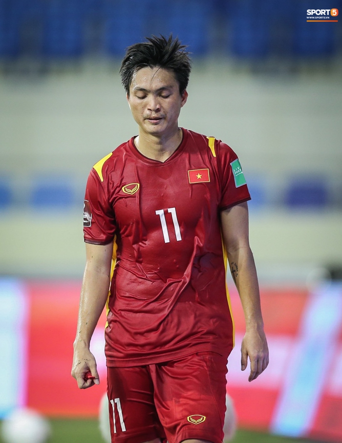 Nhìn lại trận đấu &quot;võ thuật&quot; của tuyển Indonesia trước đội tuyển Việt Nam tại vòng loại 2 World Cup 2022 khiến Tuấn Anh phải tập tễnh rời sân - Ảnh 9.
