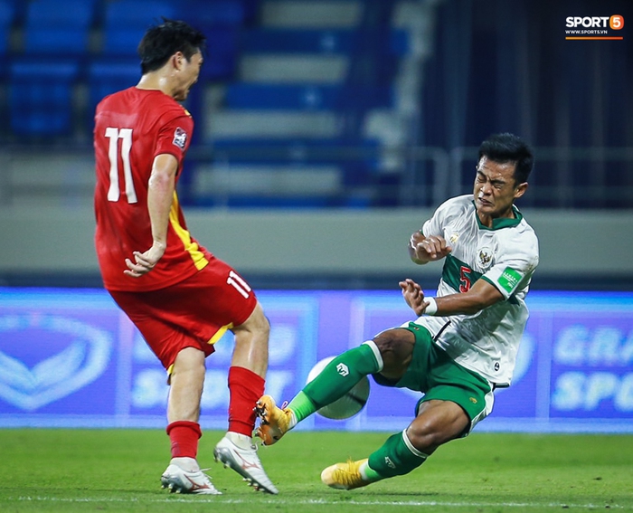 Xem lại màn kung-fu Indonesia dùng để đấu Việt Nam tại vòng loại World Cup 2022 - Ảnh 13.