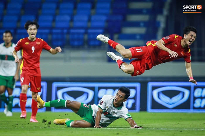Nhìn lại trận đấu &quot;võ thuật&quot; của tuyển Indonesia trước đội tuyển Việt Nam tại vòng loại 2 World Cup 2022 khiến Tuấn Anh phải tập tễnh rời sân - Ảnh 4.