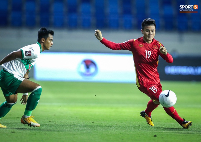 Nhìn lại trận đấu &quot;võ thuật&quot; của tuyển Indonesia trước đội tuyển Việt Nam tại vòng loại 2 World Cup 2022 khiến Tuấn Anh phải tập tễnh rời sân - Ảnh 1.