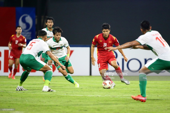 Hàng công tuyển Việt Nam nhạt nhoà, trung vệ Thành Chung nhận giải cầu thủ năng nổ nhất trận gặp tuyển Indonesia - Ảnh 2.