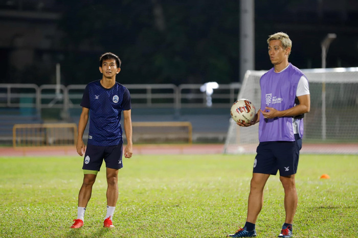 Keisuke Honda tận tình chỉ bảo tuyển Campuchia hướng đến trận đấu với tuyển Việt Nam - Ảnh 3.