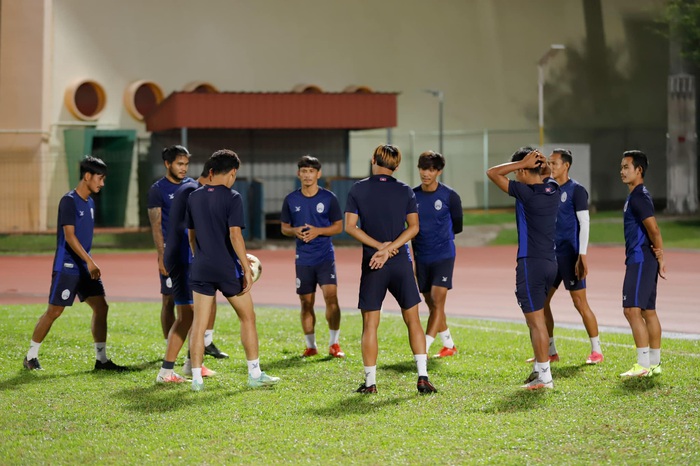 Keisuke Honda tận tình chỉ bảo tuyển Campuchia hướng đến trận đấu với tuyển Việt Nam - Ảnh 1.