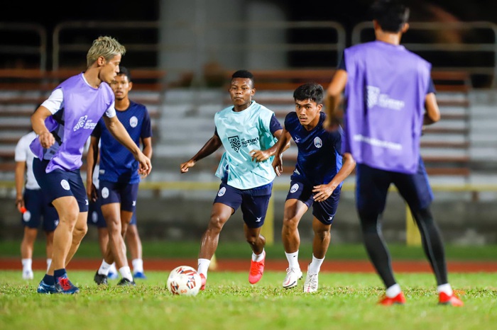 Keisuke Honda tận tình chỉ bảo tuyển Campuchia hướng đến trận đấu với tuyển Việt Nam - Ảnh 4.