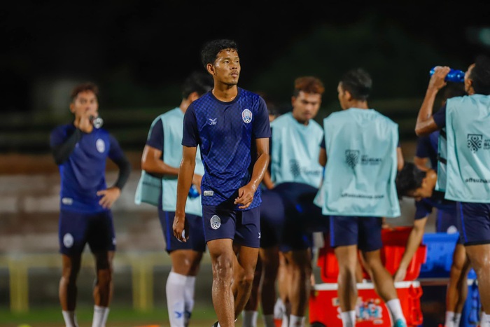 Keisuke Honda tận tình chỉ bảo tuyển Campuchia hướng đến trận đấu với tuyển Việt Nam - Ảnh 9.