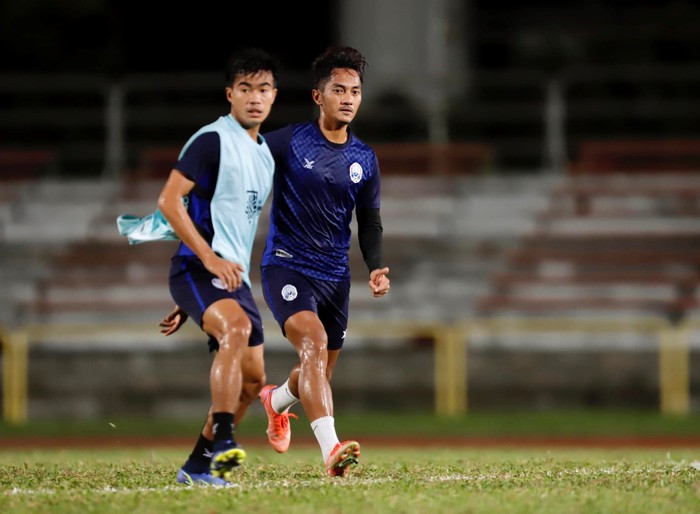 Keisuke Honda tận tình chỉ bảo tuyển Campuchia hướng đến trận đấu với tuyển Việt Nam - Ảnh 5.