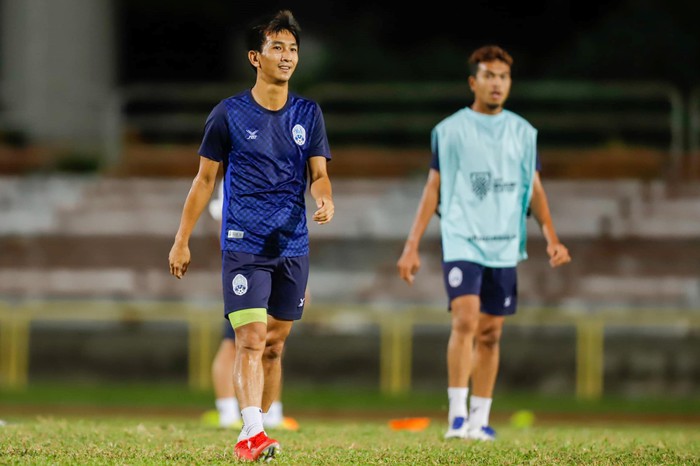Keisuke Honda tận tình chỉ bảo tuyển Campuchia hướng đến trận đấu với tuyển Việt Nam - Ảnh 8.