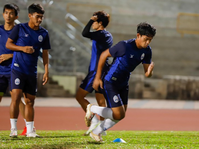 Keisuke Honda tận tình chỉ bảo tuyển Campuchia hướng đến trận đấu với tuyển Việt Nam - Ảnh 6.
