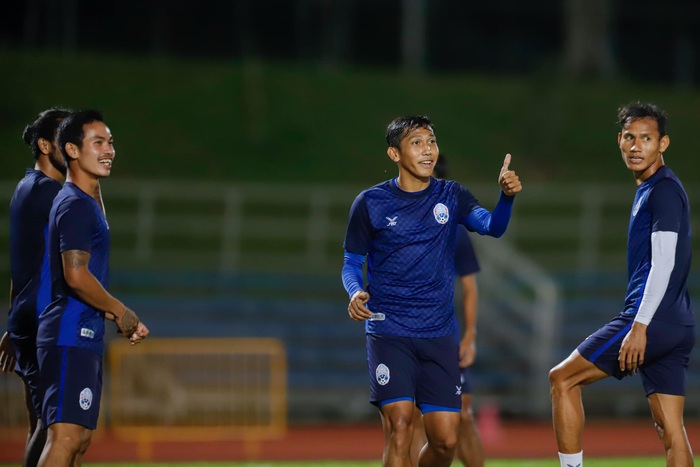 Keisuke Honda tận tình chỉ bảo tuyển Campuchia hướng đến trận đấu với tuyển Việt Nam - Ảnh 7.