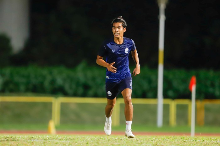 Keisuke Honda tận tình chỉ bảo tuyển Campuchia hướng đến trận đấu với tuyển Việt Nam - Ảnh 12.