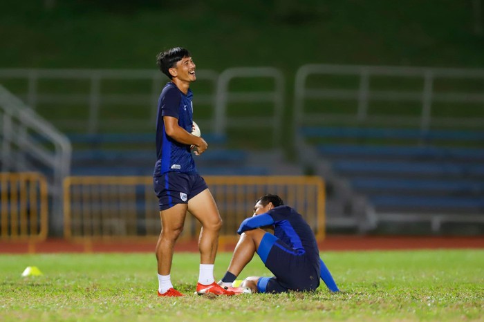 Keisuke Honda tận tình chỉ bảo tuyển Campuchia hướng đến trận đấu với tuyển Việt Nam - Ảnh 11.