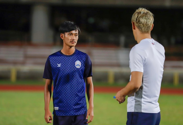 Keisuke Honda tận tình chỉ bảo tuyển Campuchia hướng đến trận đấu với tuyển Việt Nam - Ảnh 13.