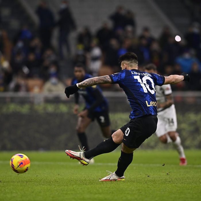 Inter Milan thắng dễ &quot;phả hơi nóng&quot; vào ngôi đầu bảng Serie A - Ảnh 6.