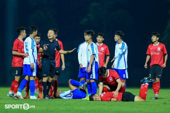 Cầu thủ U21 PVF Hưng Yên đánh nguội trả đũa ở vòng loại U21 quốc gia 2021 - Ảnh 4.