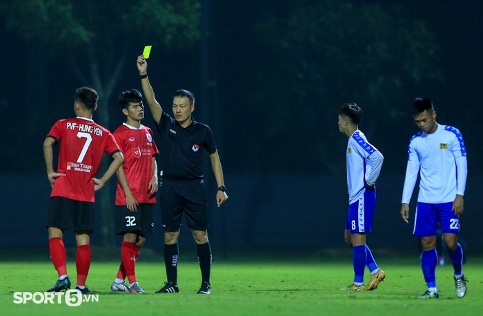 Cầu thủ U21 PVF Hưng Yên đánh nguội trả đũa ở vòng loại U21 quốc gia 2021 - Ảnh 2.