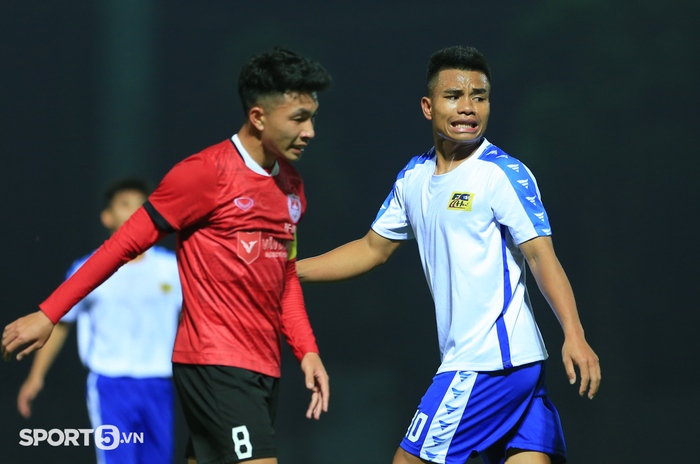 Tuyển thủ Việt Nam chơi mờ nhạt ở trận ra quân vòng loại U21 quốc gia 2021 - Ảnh 5.