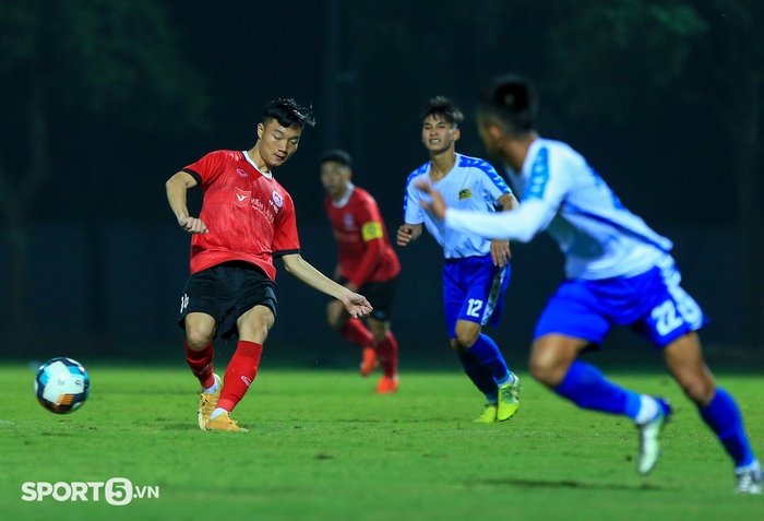 Tuyển thủ Việt Nam chơi mờ nhạt ở trận ra quân vòng loại U21 quốc gia 2021 - Ảnh 6.